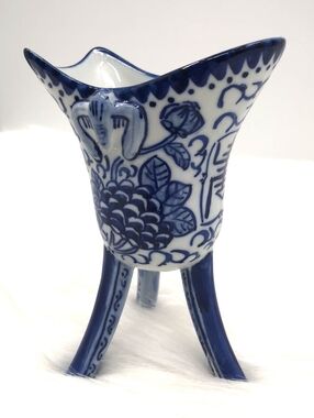 VTG CHINESE Blue/ White Floral PORCELAIN RITUAL TRIPOD WINE WARMING JUE CUP EWER